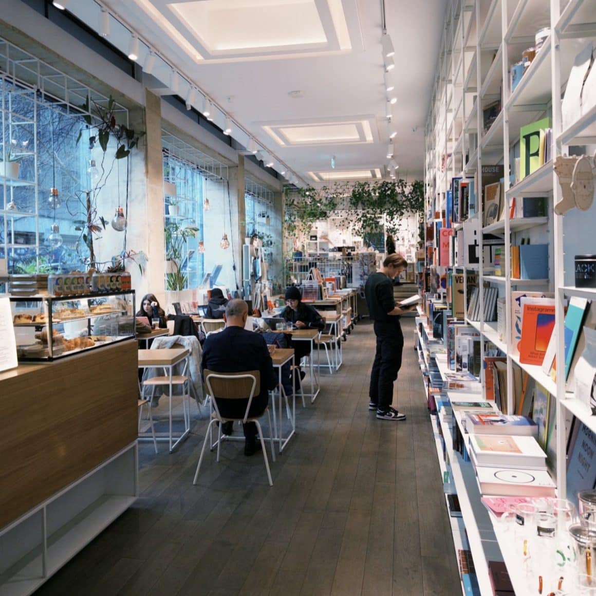 Dacă ești în căutarea unor cafenele pentru lucru remote în București, spațiul Bob Coffee Lab din Cărturești Modul este o alegere excelentă: multă lumină naturală, rafturi pline de cărți și o atmosferă creativă.
