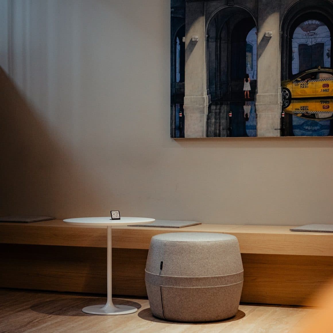 Spațiul este luminos și aerisit, cu mese simple și zone liniștite unde poți lucra fără întreruperi.