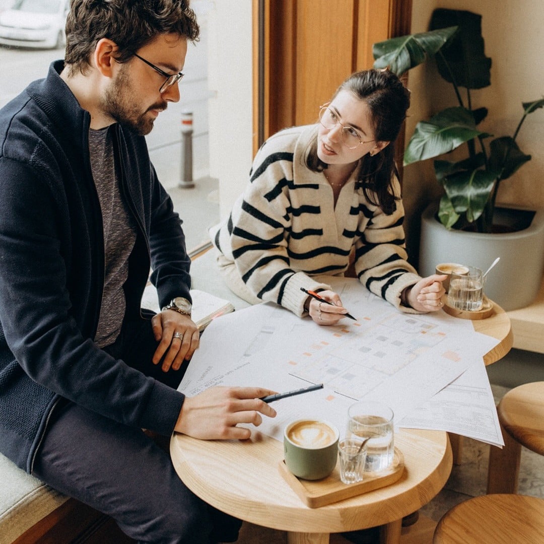 La Sip Coffee & Wine Bar poți combina lucrul la laptop cu întâlniri informale, mesele fiind suficient de spațioase pentru agende, laptopuri și o cafea bună alături.