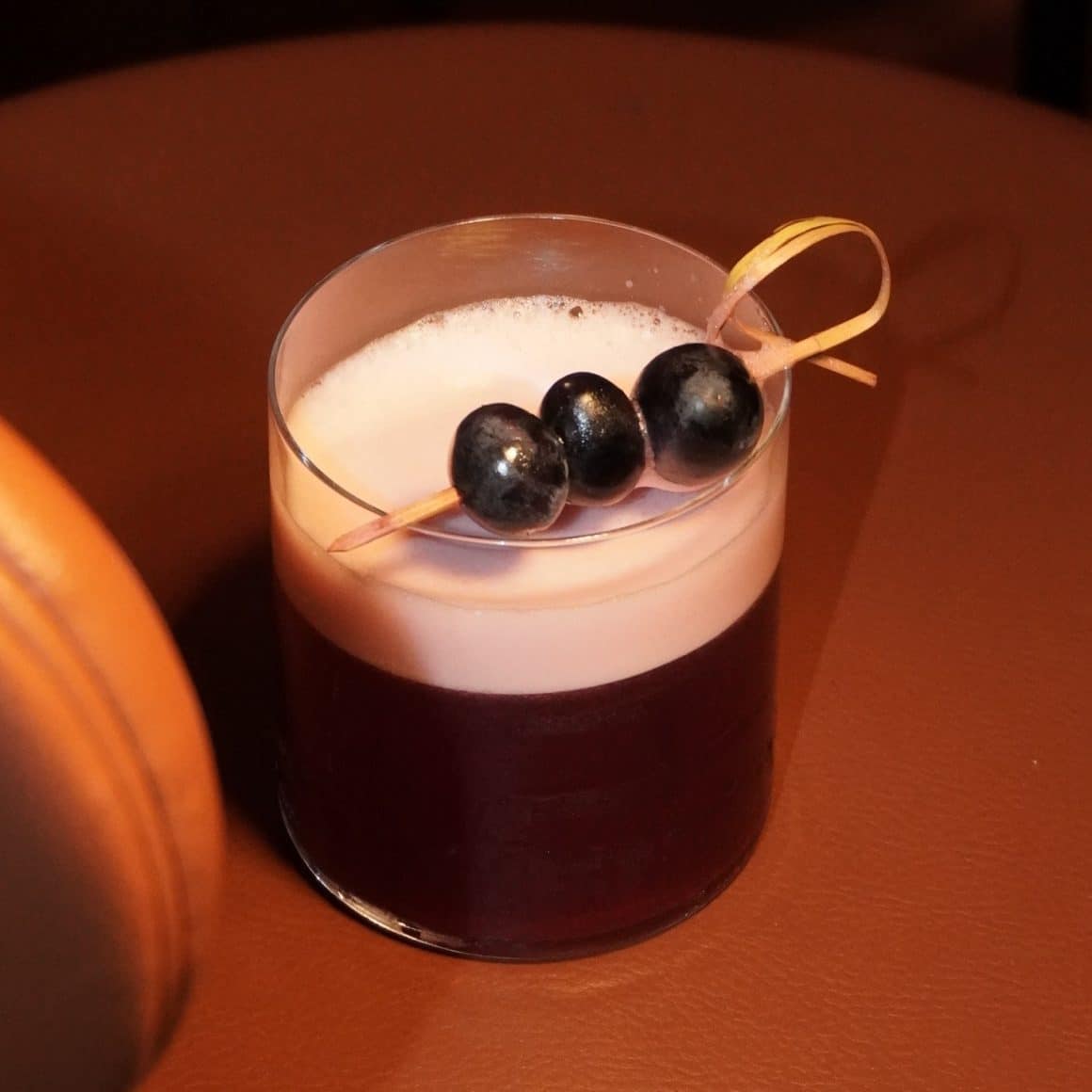 Cocktail Negroni servit la Teoria Bar din București, unul dintre locurile recomandate de Negroni Week în București.