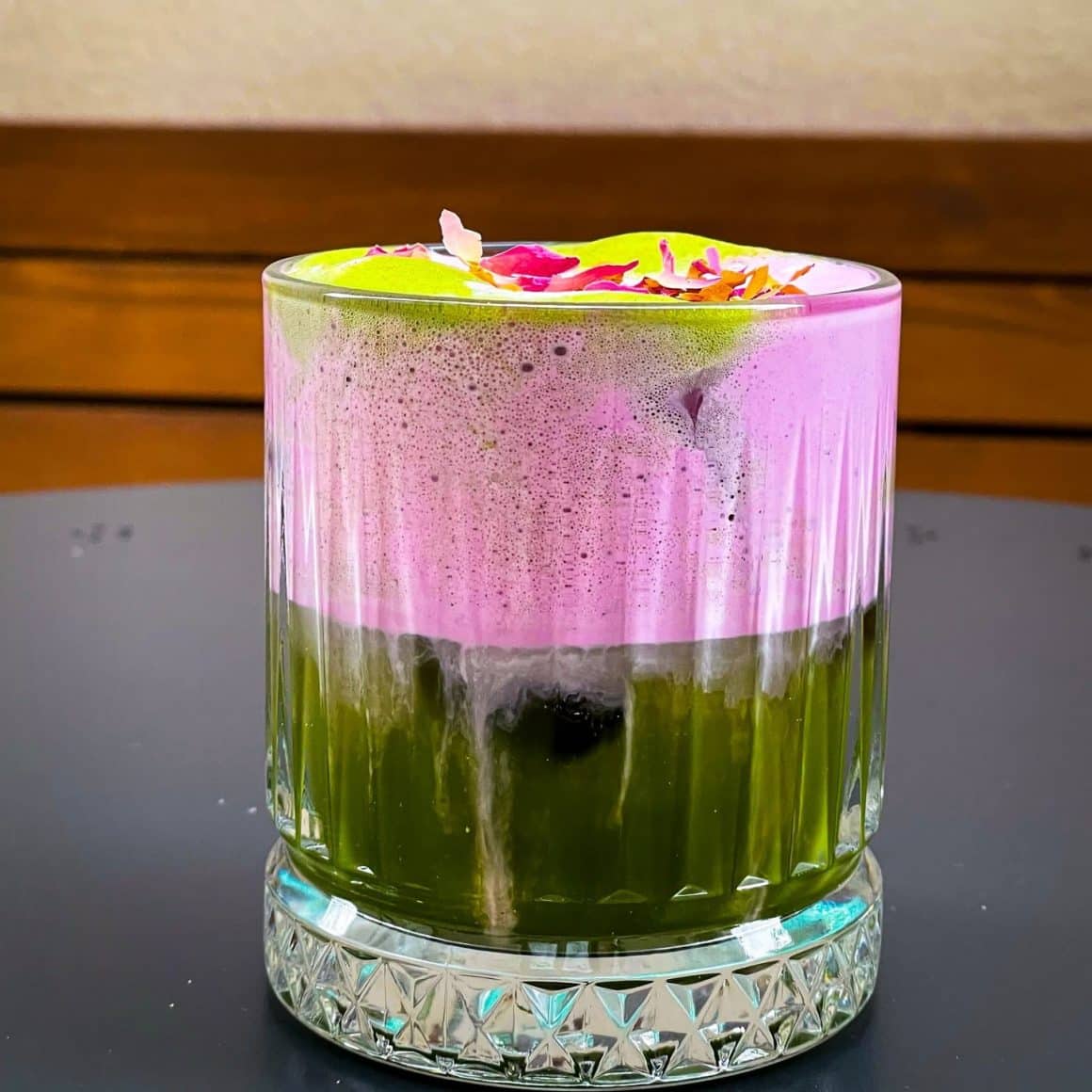 Matcha Foam cu apă de cocos de la AM PM – băutură stratificată, cu spumă roz și matcha, servită în pahar scurt. Matcha în București