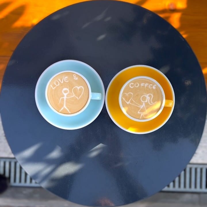 Cafeaua de la Saint Roastery este servită cu atenție la detalii, inclusiv latte art creativ, care face fiecare comandă mai plăcută.