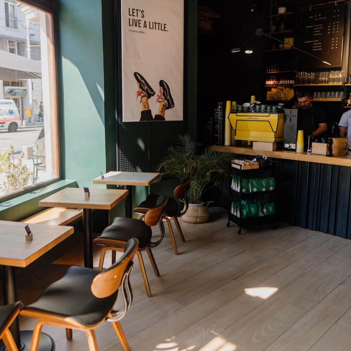 Meron este una dintre acele cafenele pentru lucru remote în București unde găsești mese luminoase lângă geam, un design modern și atmosferă prietenoasă.