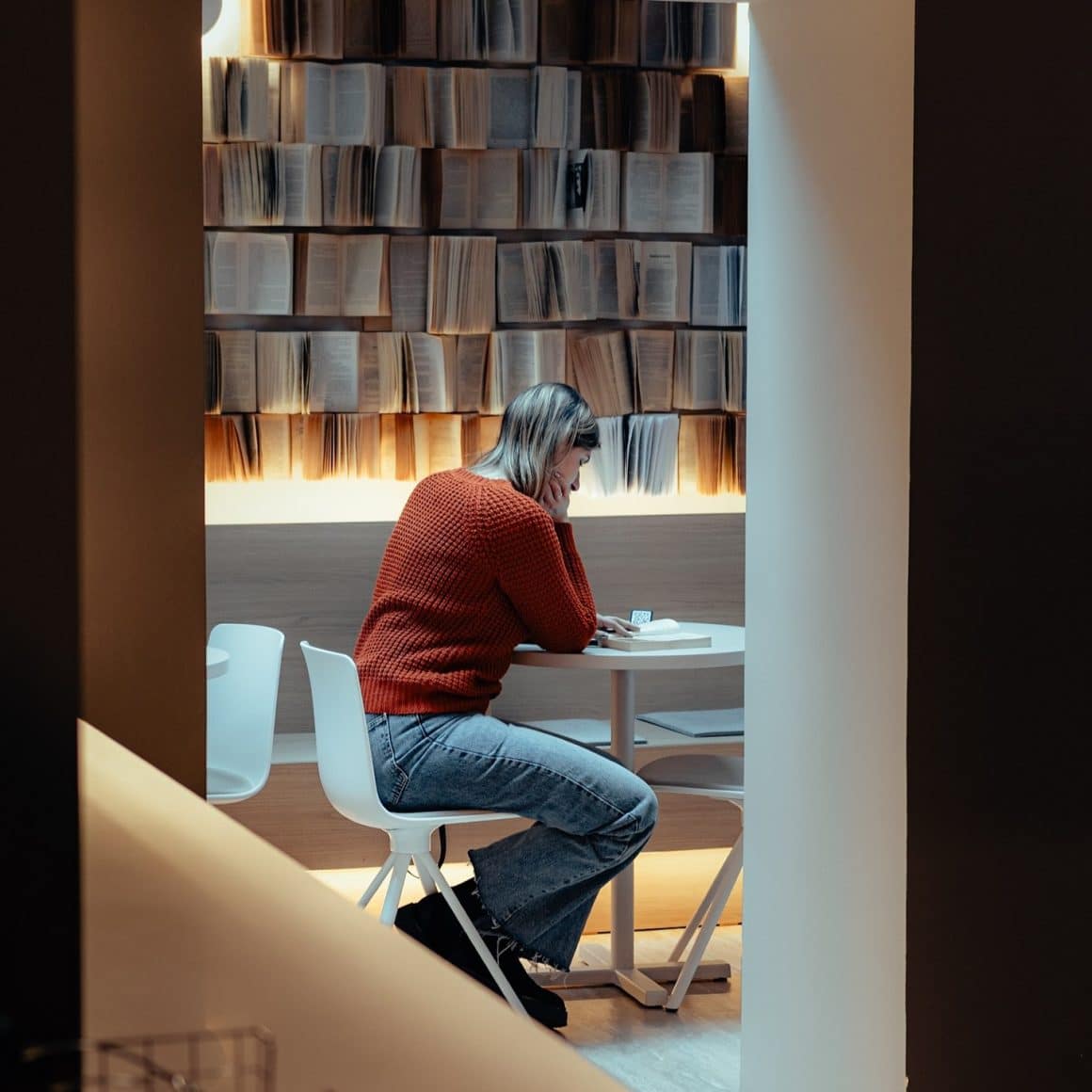 The Brewprint are un interior modern, cu decoruri originale precum peretele cu pagini de carte și mese potrivite pentru lucru individual.