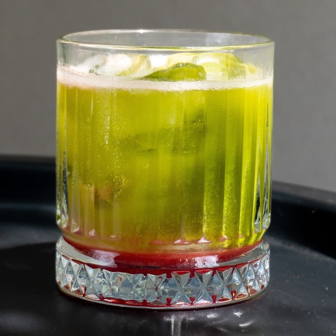 Matcha Passion Mocktail de la AM PM – matcha rece cu sirop de fructe, servită cu gheață