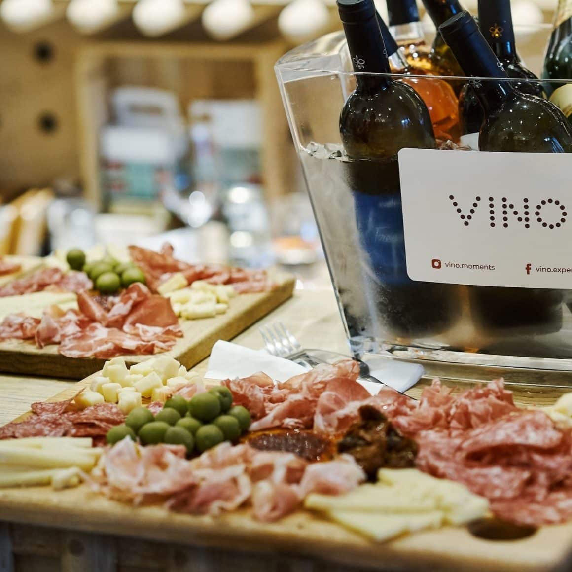 selecție de charcuterie și brânzeturi lângă vinuri spumante.