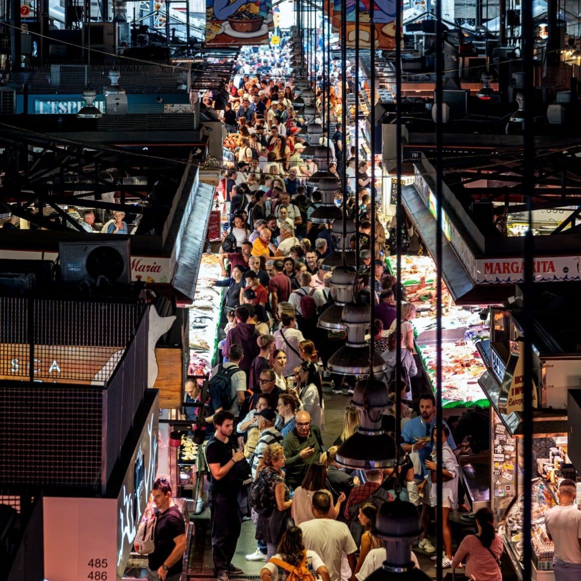 Vedere de sus a pieței La Boqueria, una dintre cele mai emblematice atracții gastronomice din Barcelona.