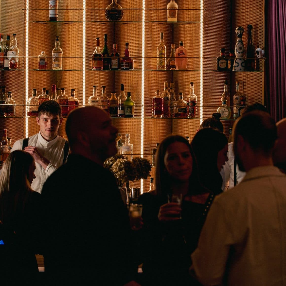 Interiorul barului de la Mița Biciclista din București, un spațiu apreciat pentru cocktailuri creative și pentru experiența Negroni Week în București.