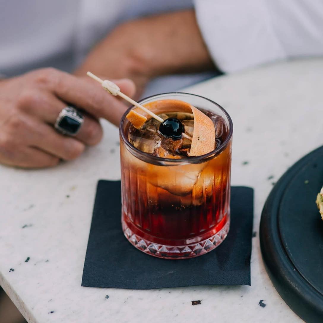 Negroni servit la The S’aint București, parte din meniul de cocktailuri