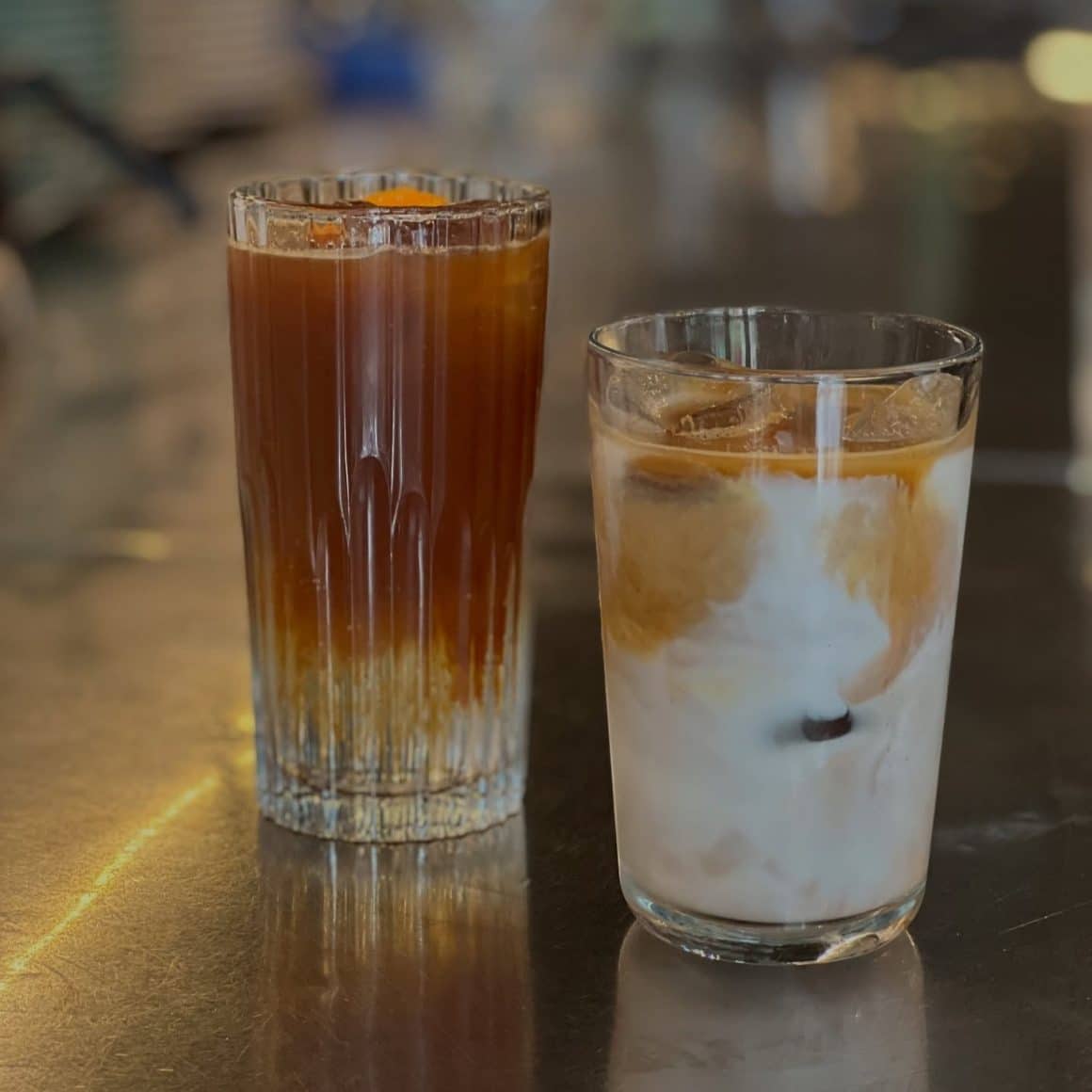 Espresso tonic și iced latte, două dintre băuturile reci care fac pauzele de lucru mai plăcute și dau energia necesară pentru restul zilei.