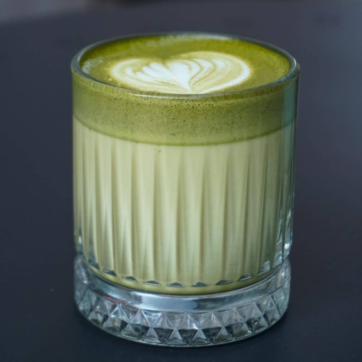 Matcha latte de la AM PM Specialty Coffee – cremos și servit în pahar scurt, cu art latte. Matcha în București