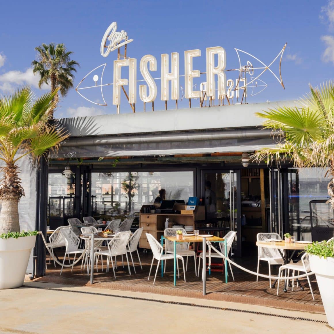 Restaurantul Can Fisher cu vedere directă la plaja Nova Icària – o oprire clasică pentru paella la mare.