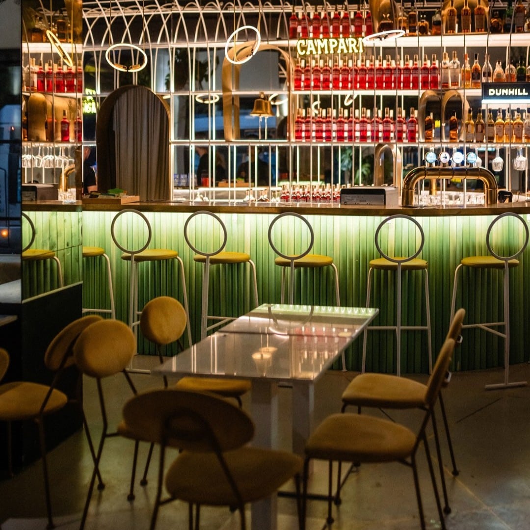 Interiorul The S’aint de pe Calea Victoriei, bar cu design modern și selecție variată de cocktailuri