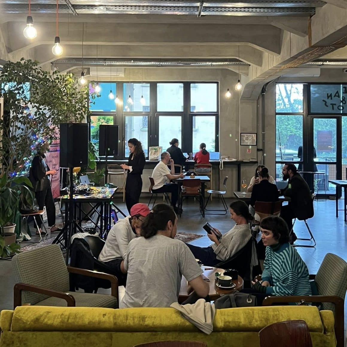 Beans & Dots este unul dintre cele mai populare locuri atunci când cauți cafenele pentru lucru remote în București, cu o atmosferă prietenoasă și spațiu generos pentru întâlniri sau proiecte personale.