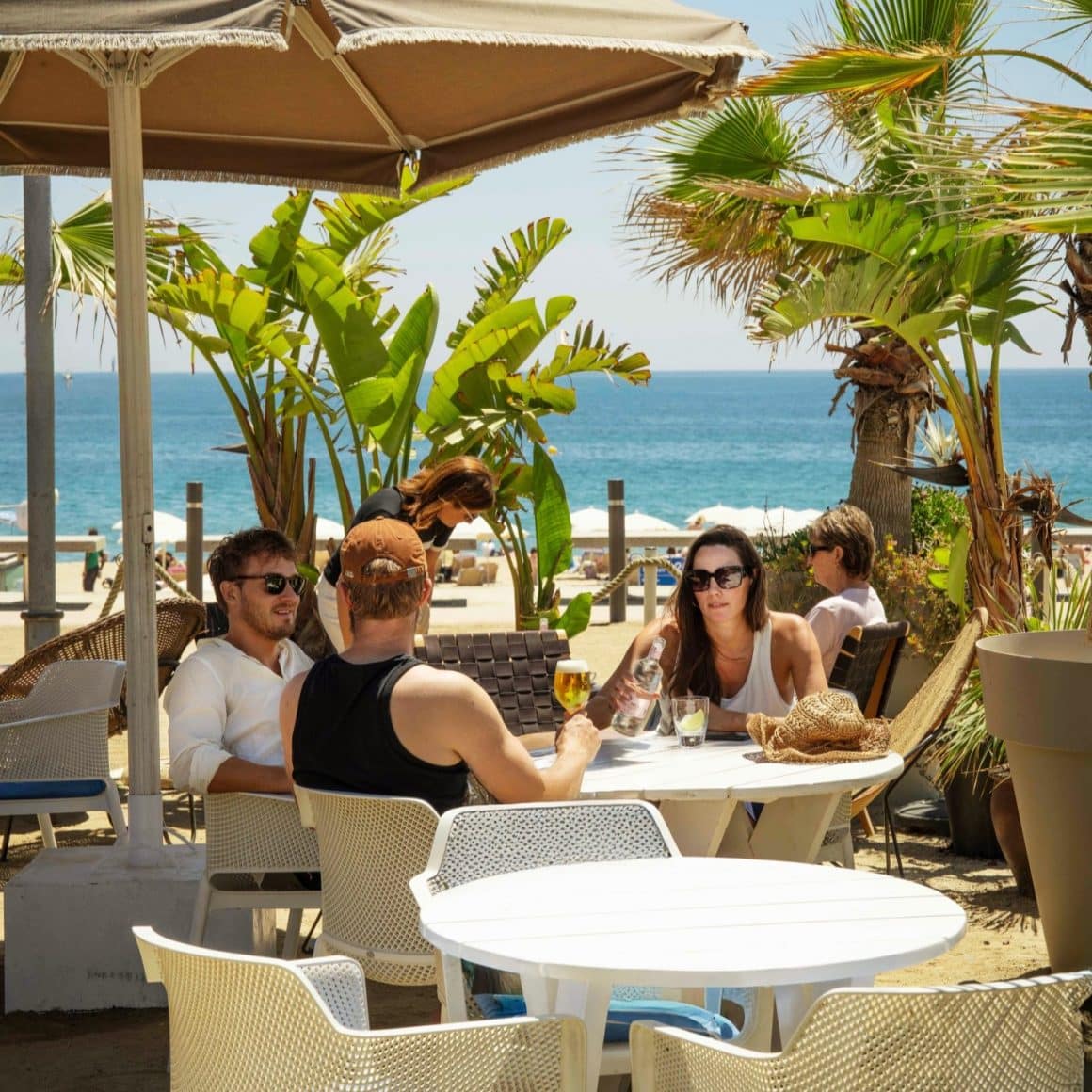 Terasă însorită cu vedere la mare la Can Fisher, ideală pentru un prânz relaxat în Barcelona