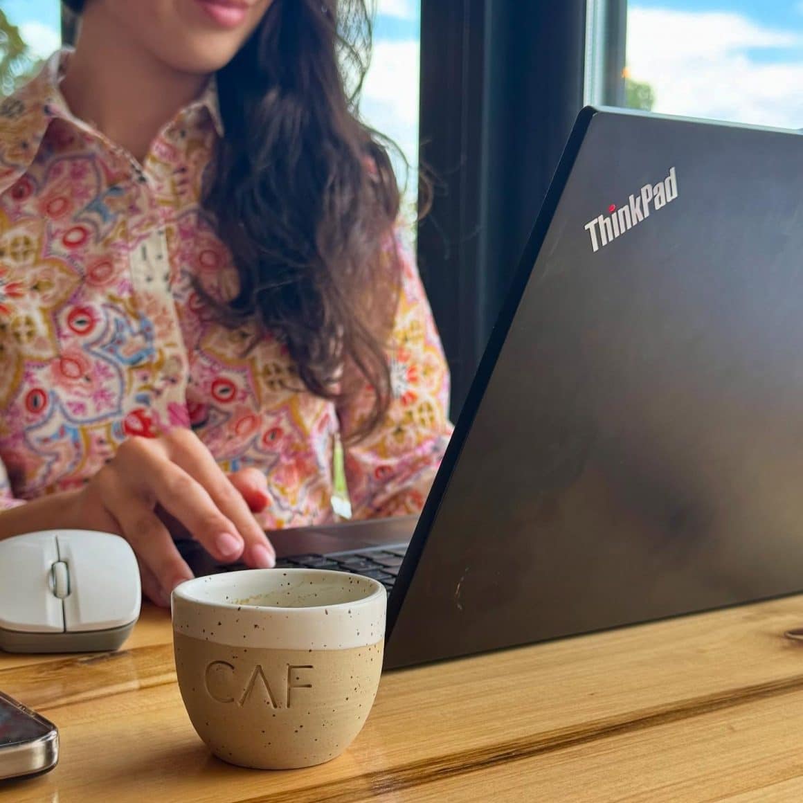 La Caf Speciality Coffee găsești mese potrivite pentru lucru la laptop, prize la îndemână și cafea de specialitate servită în cești personalizate.