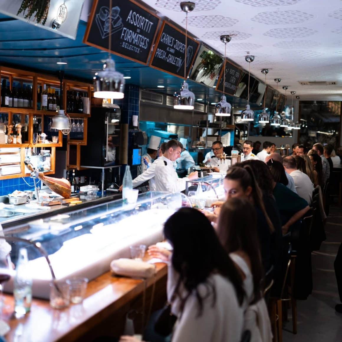 Barul lung și atmosfera animată din interiorul Bar Cañete – un must-visit dacă explorezi restaurante Barcelona.