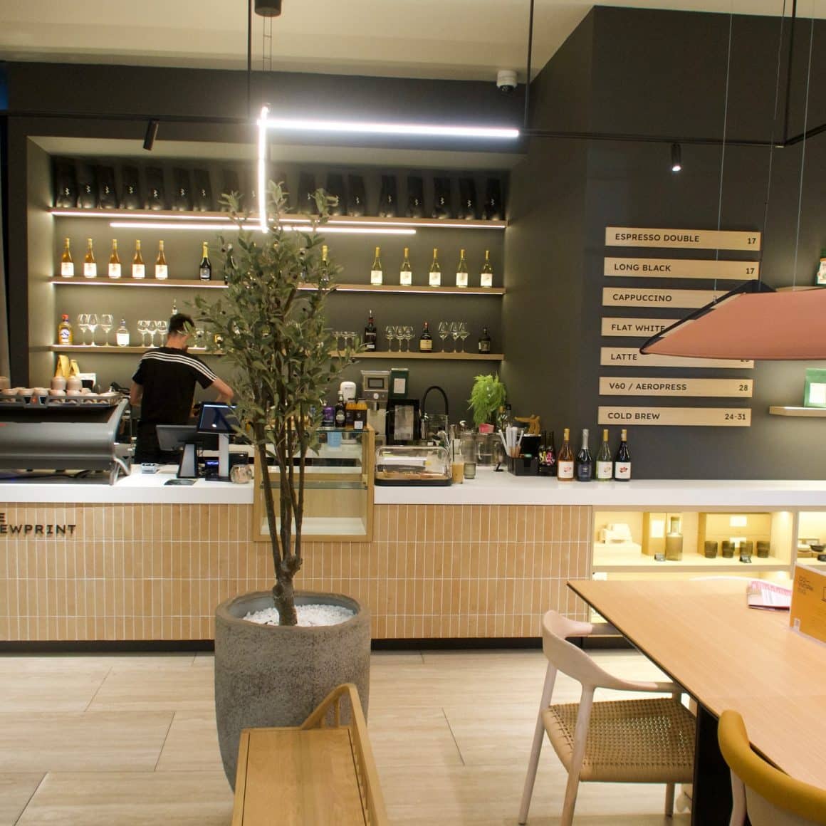 The Brewprint este una dintre acele cafenele pentru lucru remote în București unde găsești cafea de specialitate, internet rapid și un cadru modern.