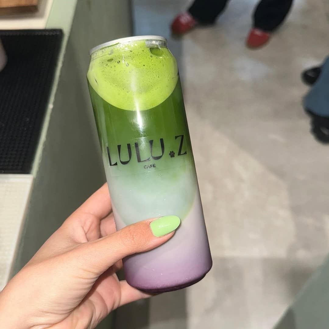 Blueberry White Matcha de la Lulu.Z – stratificat, cremos și probabil cea mai instagramabilă băutură cu matcha în București.