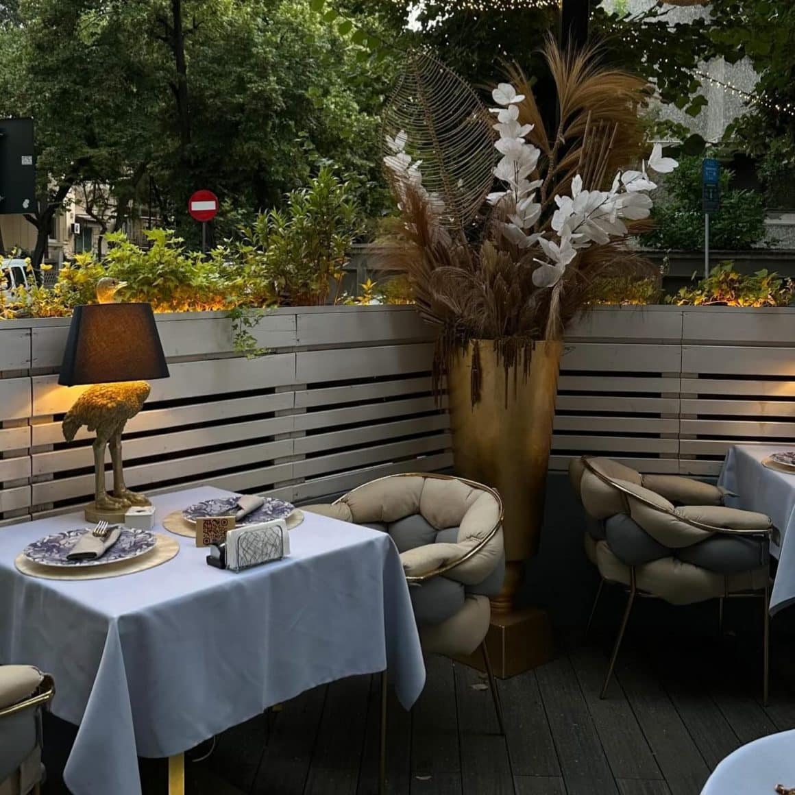 Pata Negra - Terasă intimă pentru tapas în București, cu decor elegant și lumină caldă.