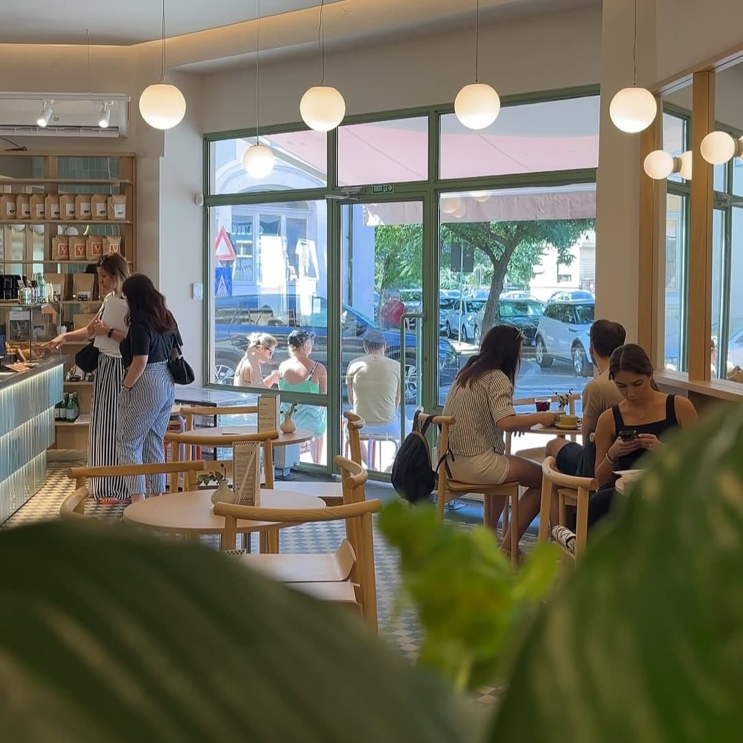 Siphon Coffee este una dintre cele mai populare cafenele pentru lucru remote în București, datorită atmosferei moderne, spațiului luminos și meniului variat.