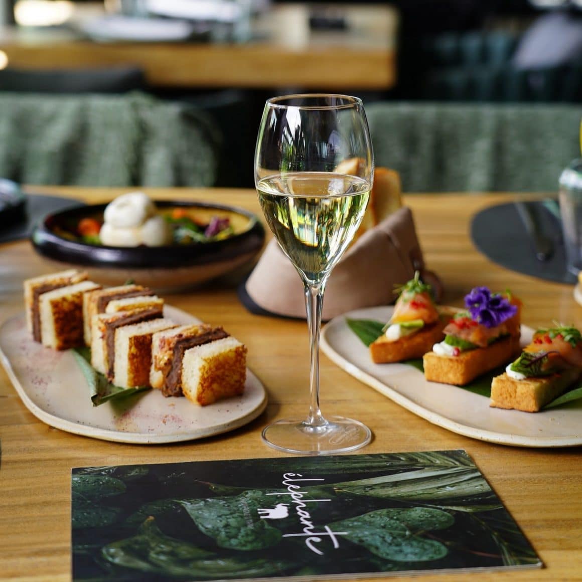 Tapas în București la Élephante, platouri de sharing cu beef katsu sando, bruschete și vin alb.
