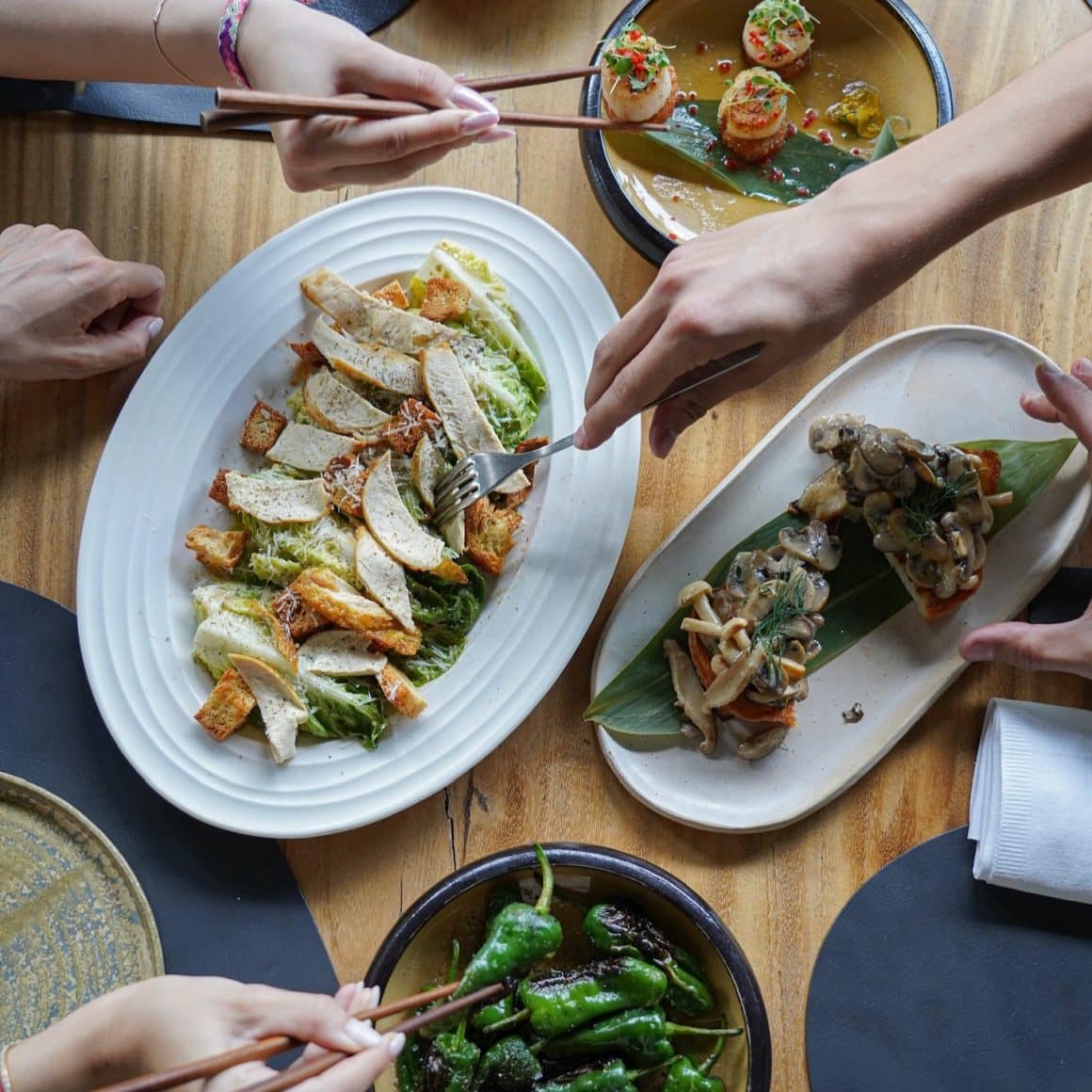 Tapas în București la Élephante, prieteni împărțind salate, pimientos de padrón și bruschete cu ciuperci.
