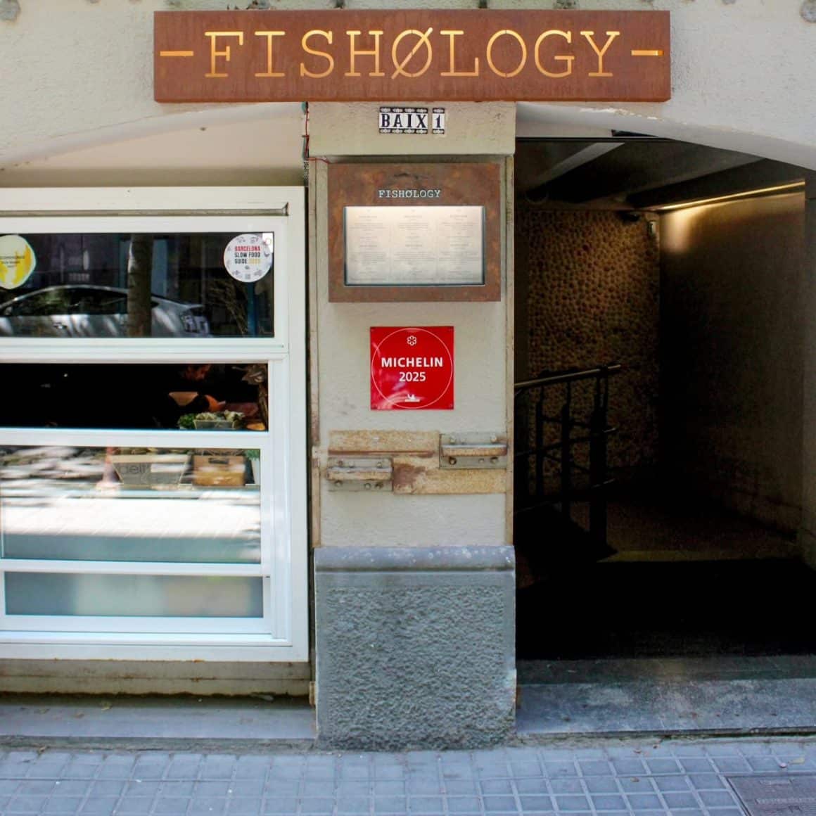 Intrarea restaurantului Fishology, proaspăt inclus în ghidul Michelin 2025, specializat în preparate din pește.