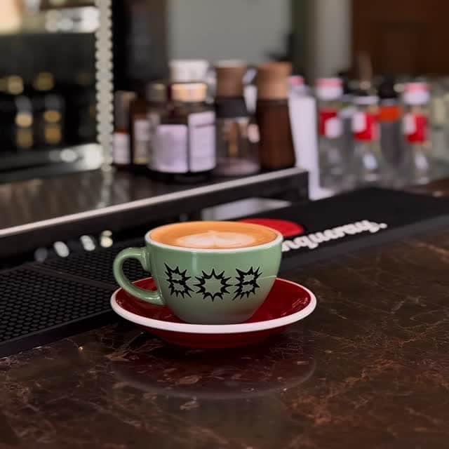 Un cappuccino cremos, servit în ceașca iconică Bob Coffee Lab, pregătit să însoțească orele de citit, scris sau planificat proiecte noi.