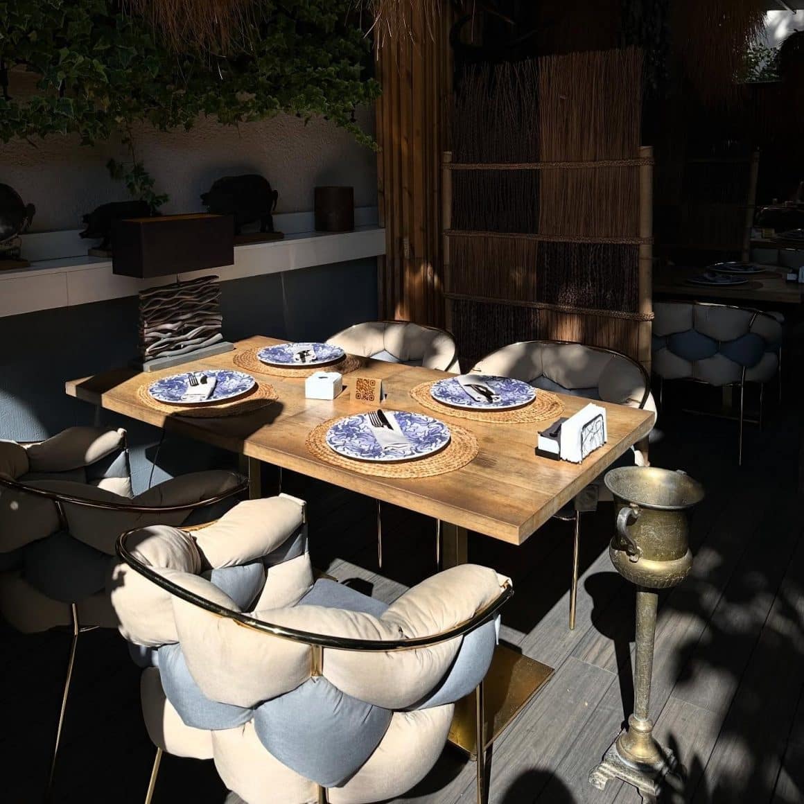 Masă aranjată pe terasa umbrită de la Pata Negra București, perfectă pentru prânz