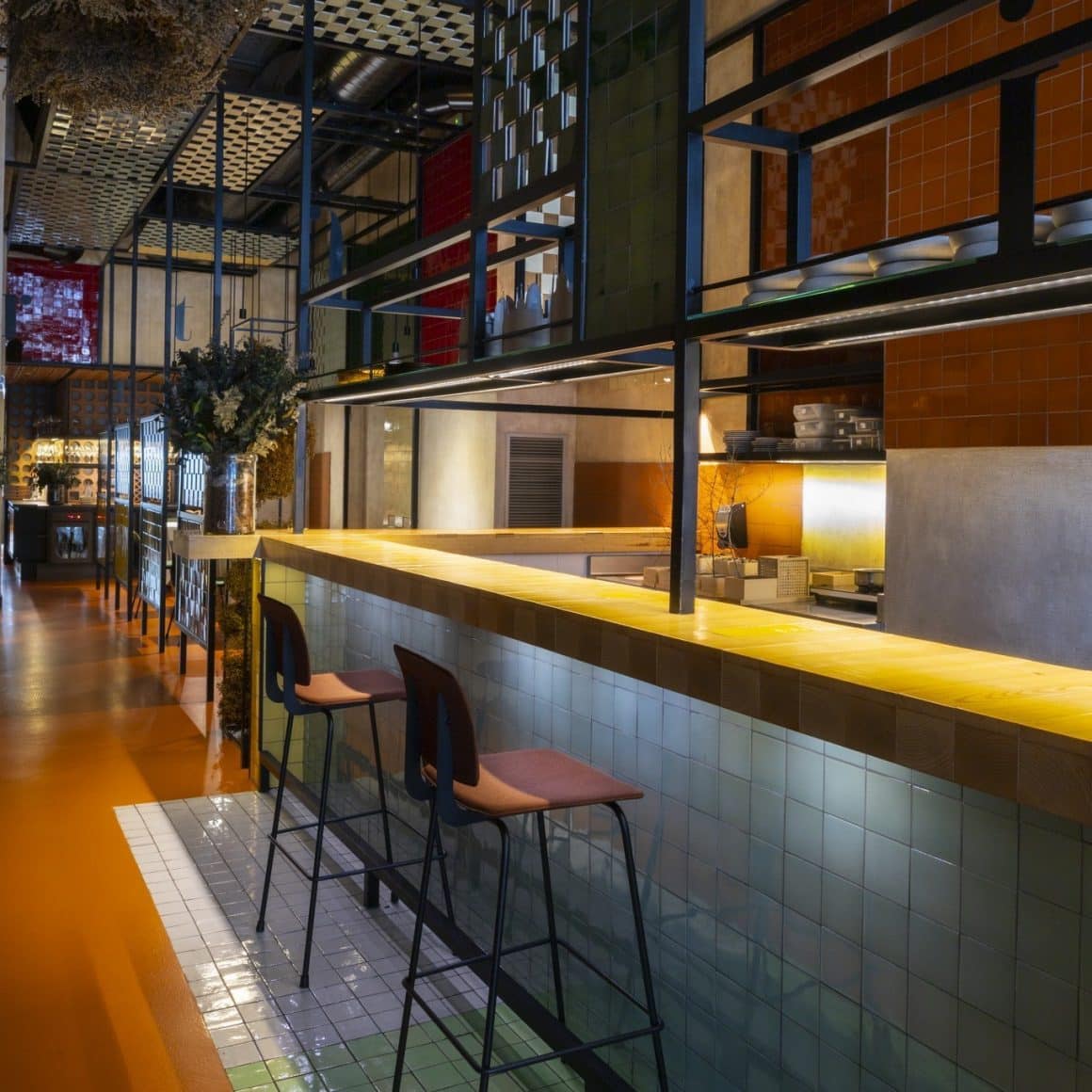 Design modern și detalii colorate la barul Disfrutar, un spațiu care combină arta culinară cu estetica urbană. Restaurante din Barcelona
