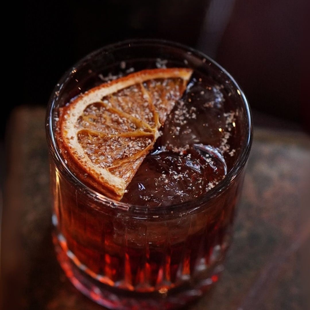 Negroni cu ciocolata servit la Animaletto House din București, parte din selecția de cocktailuri pentru Negroni Week în București.