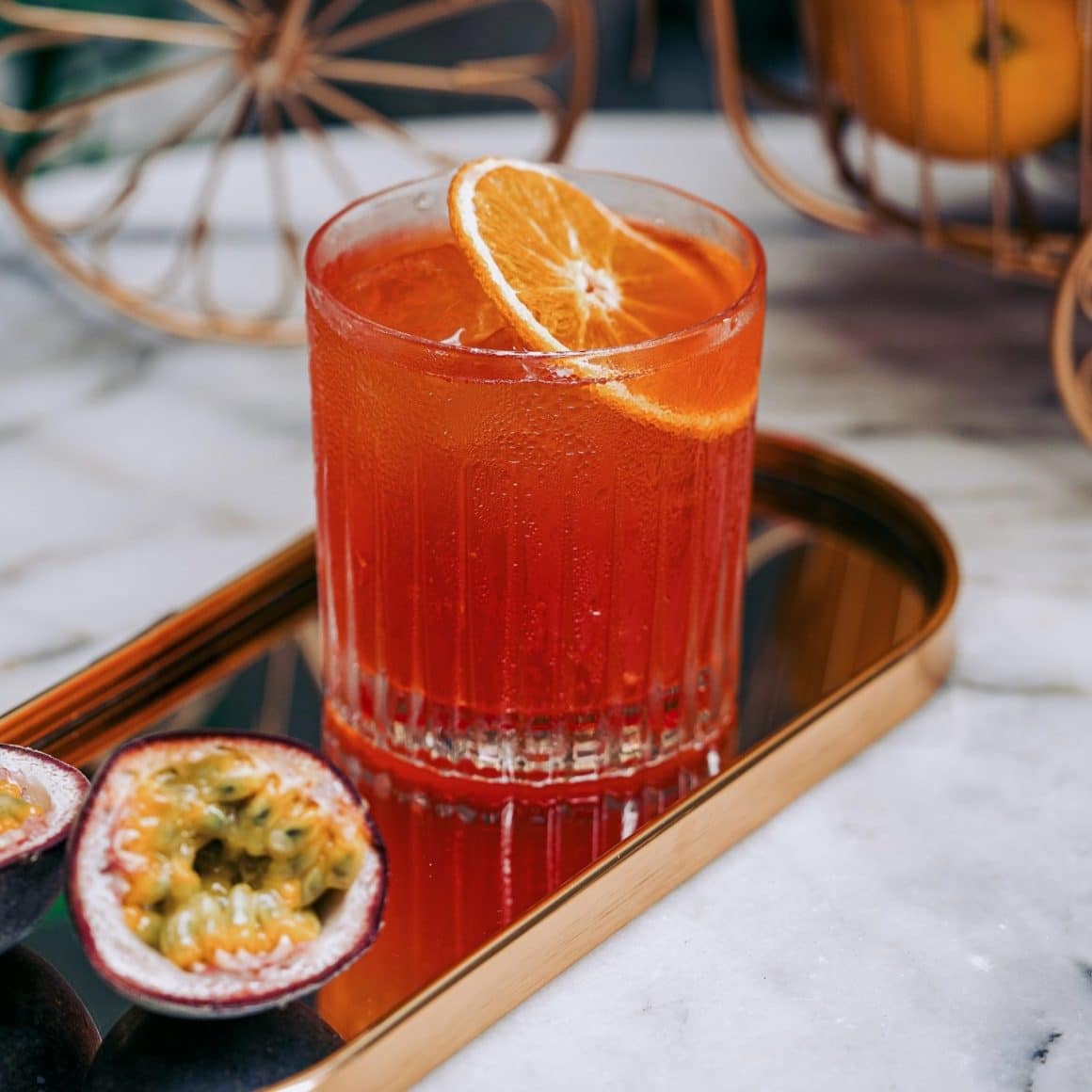 Pasiocletta - Mix vibrant, cu note de fructul pasiunii și o felie de portocală deshidratată, perfect pentru o seară de vară urbană. Negroni Week în București devine mai interesantă atunci când un clasic întâlnește arome exotice.