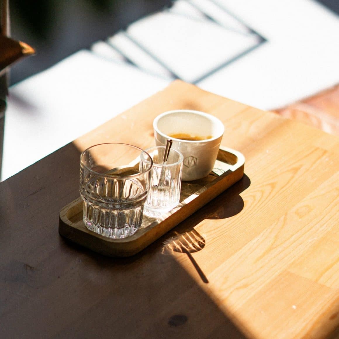 Cafeaua de specialitate este servită simplu și elegant, alături de un pahar de apă, așa cum se găsește în toate locațiile Meron.