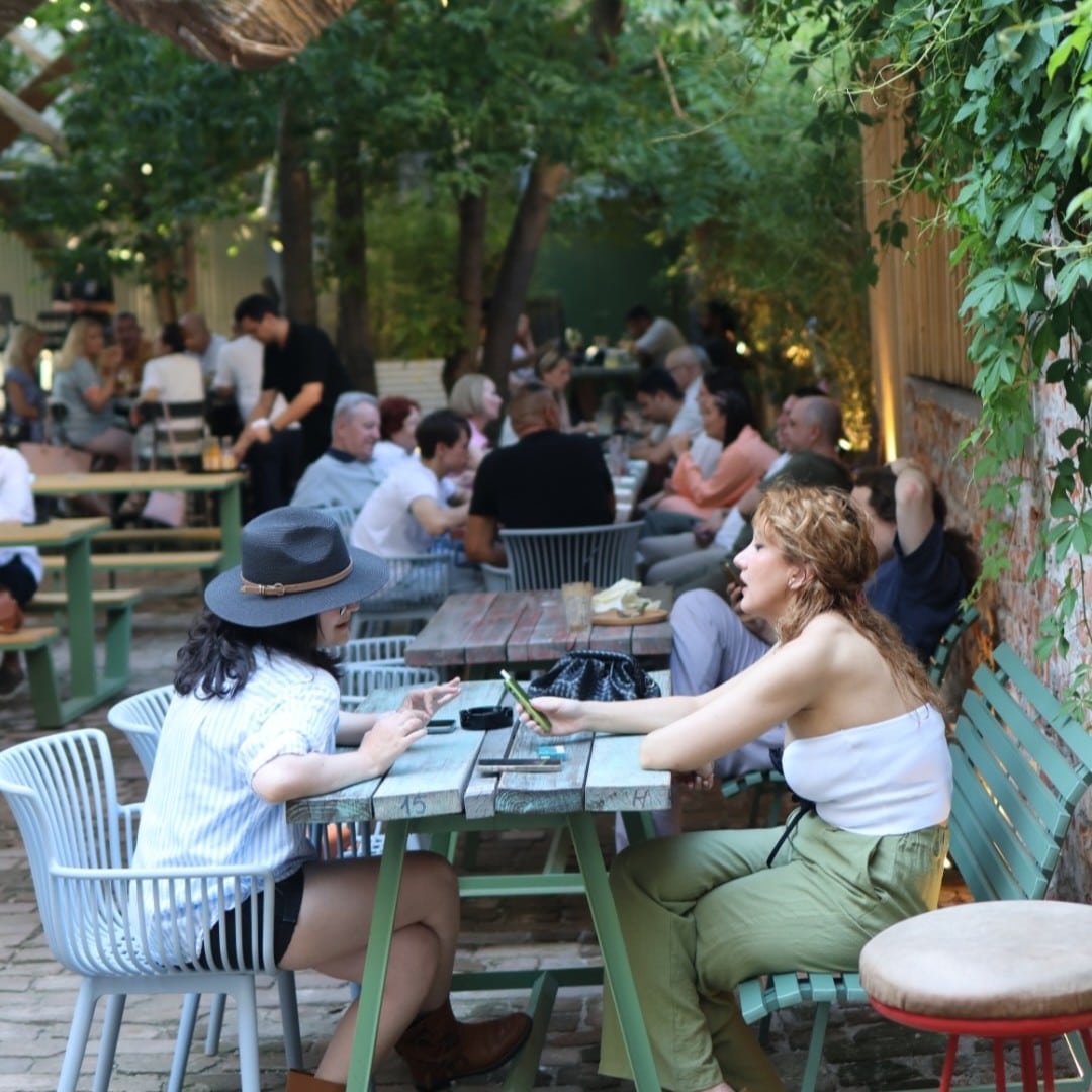 Mai multi oameni pe terasa Bruma Coffee & Wine