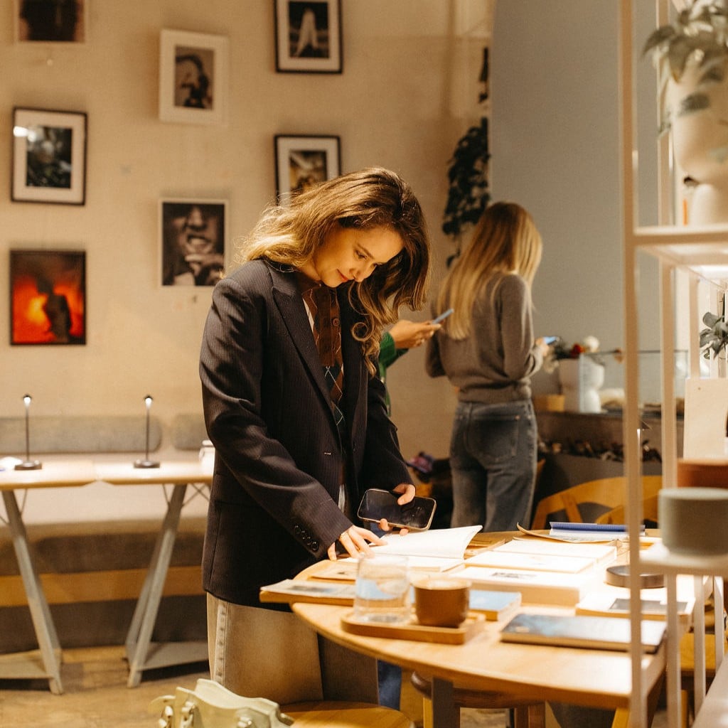 Tanara citeste o carte intr-o cafenea