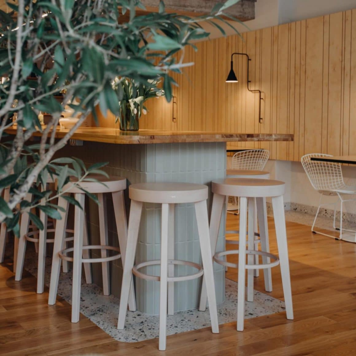 Baristro București – spațiu modern și prietenos, ideal pentru lucru remote, cu design cald și detalii naturale