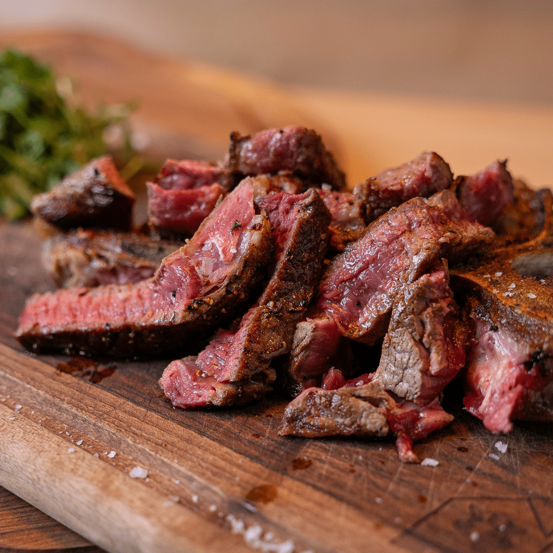 close up cu steak de vita medium rare, taiata fasii