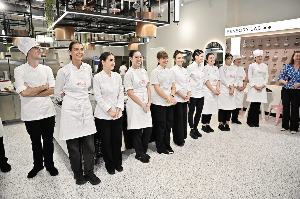 Concurenții Young Chefs 2025 aliniați la start, tineri cofetari pregătiți să participe la competiția de cheesecake din București