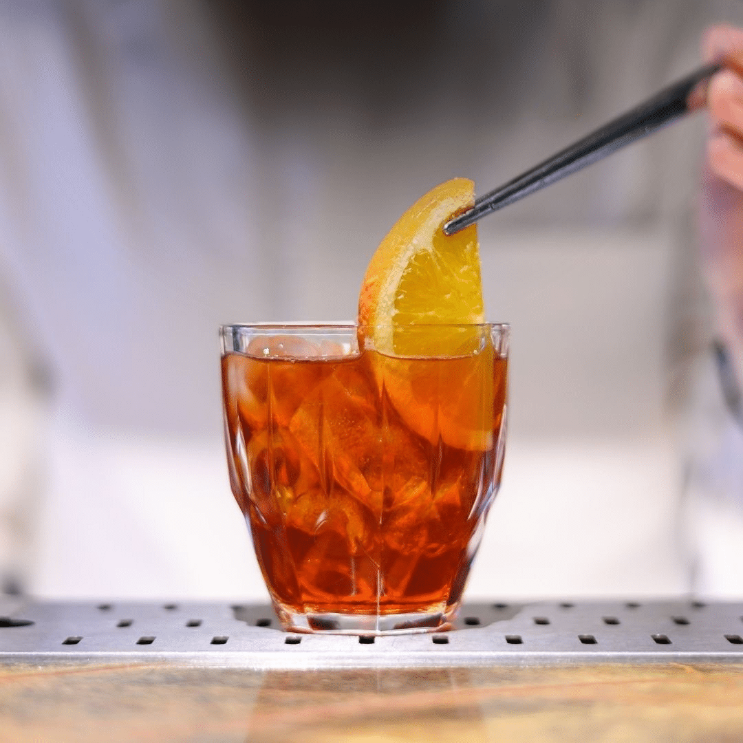 Negroni Sbagliato pregătit la barul Animaletto House,