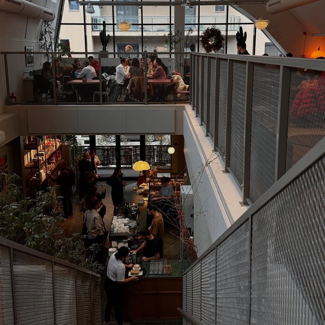 Gluten Glory este una dintre acele cafenele pentru lucru remote în București care oferă mult spațiu, atât la parter, cât și la etaj, fiind potrivită pentru lucrat singur sau în echipă.