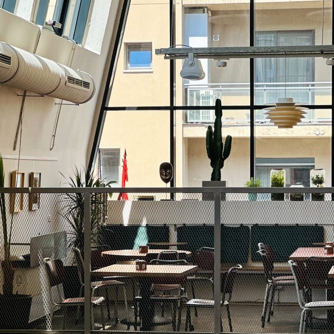 Gluten Glory are un spațiu deschis și luminos, cu ferestre mari și mobilier modern, potrivit pentru cei care vor să lucreze într-un cadru relaxat.