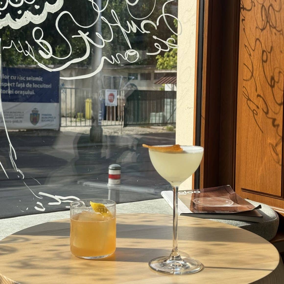 2 pahare de cocktail la Sip Coffee & Wine Bar