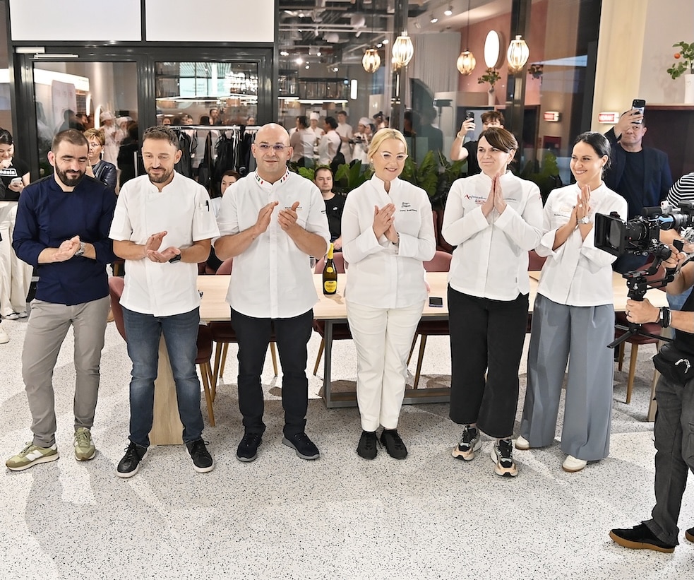 Juriul Young Chefs 2025, format din cofetari renumiți și chefi internaționali, aplaudând concurenții după finala de la Born2Bake