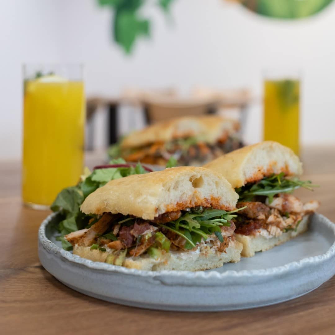 Sandvisuri de la Picnic Atelier, cu ciabatta home made.