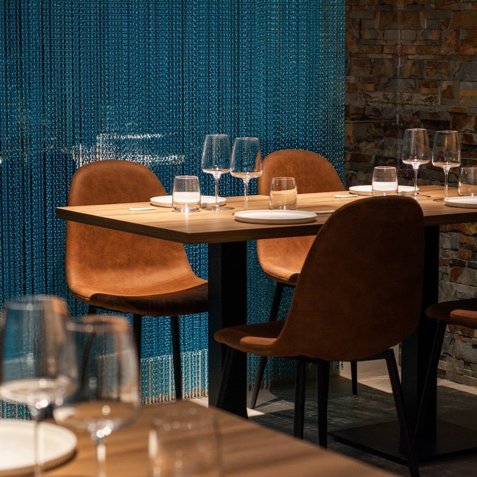 Atmosferă intimă și design minimalist în interiorul Fishology, perfect pentru o cină lejeră cu pește proaspăt. Restaurante din Barcelona