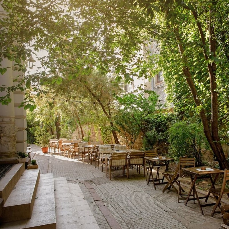 Coftale este una dintre acele cafenele pentru lucru remote în București unde ai de ales între o terasă verde, cu multă liniște, și spații interioare confortabile.