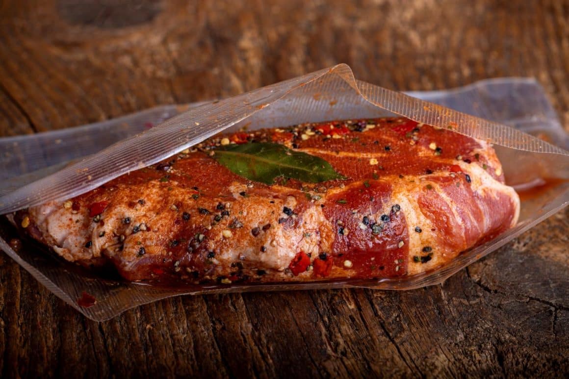 felie de carne de vită crudă, cu ierburi aromatice, bagata in punga