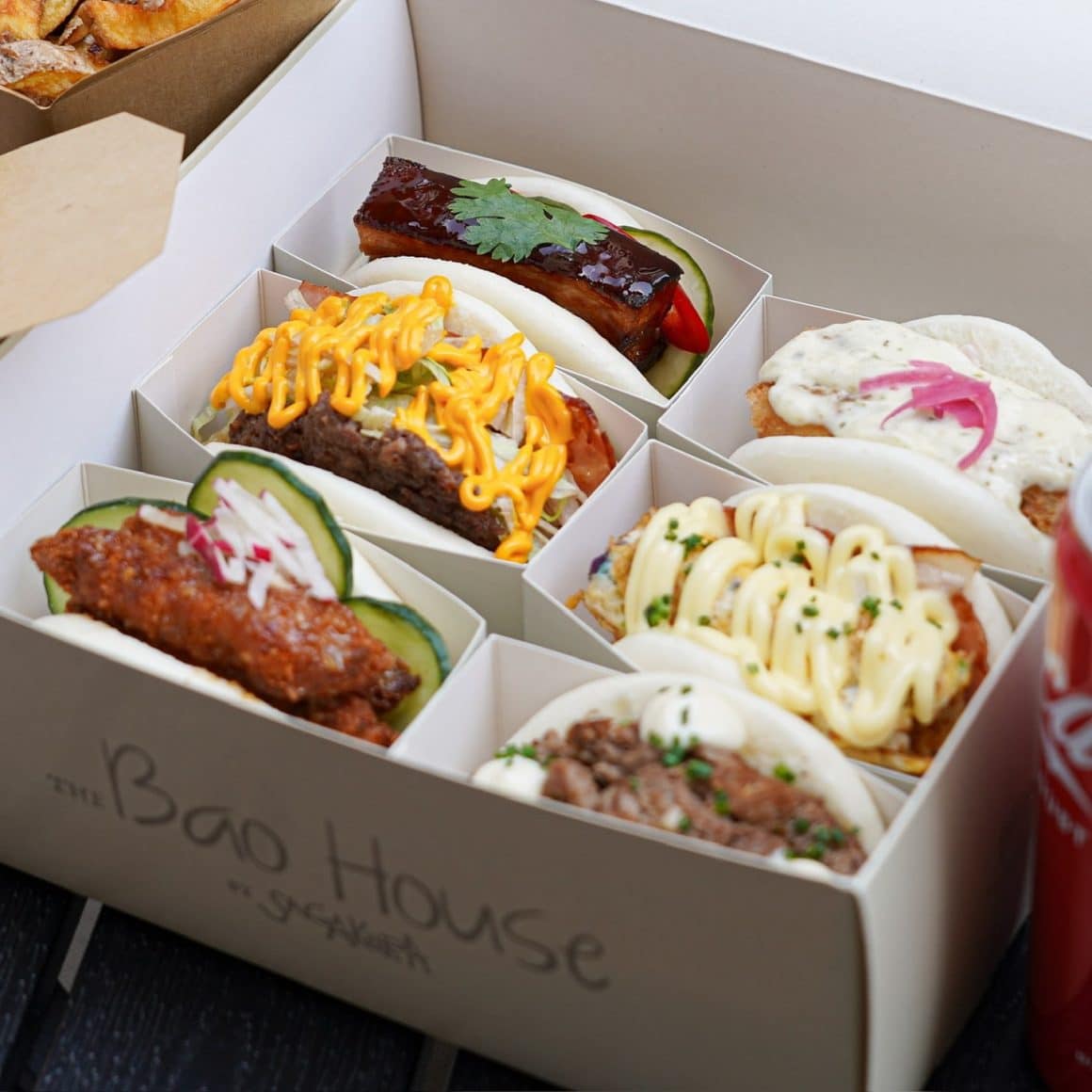 Bao buns pufoși de la The Bao House – pui crispy, creveți tempura și Black Angus, perfecte pentru pauza de prânz și parte din snack culture în București.