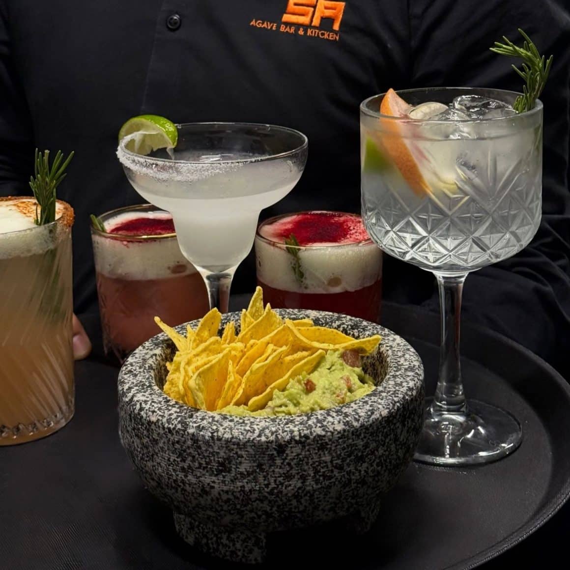 Nachos cu guacamole si pahare de cocktail la Condesa, unde mergi pentru tapas în Bcuurești